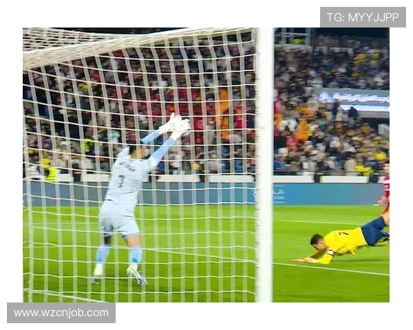 球迷疯狂冲场内夺C罗球衣欧冠赛场上演奇葩一幕